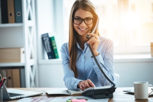 ragazza al telefono in ufficio